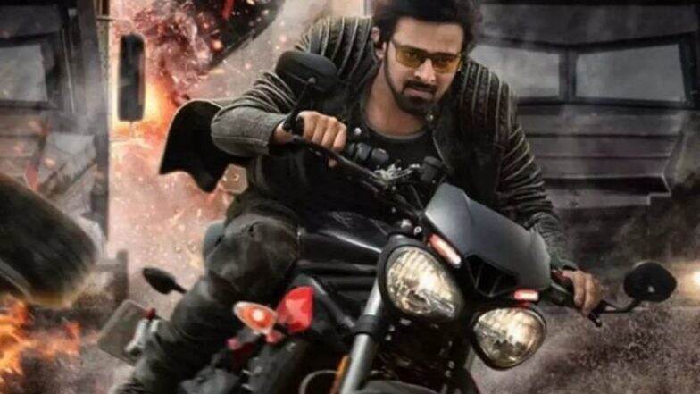'Saaho' चित्रपटासाठी प्रभासच्या चाहत्याने आपल्या लाडक्या अभिनेत्यासाठी बनवले 200 फूट लांबीचे बॅनर 'Saaho' चित्रपटासाठी प्रभासच्या चाहत्याने आपल्या लाडक्या अभिनेत्यासाठी बनवले 200 फूट लांबीचे बॅनर