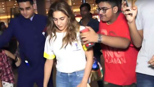 सारा अली खान च्या Viral Video मुळे घरातून पळून गेलेल्या मुलाची कुटुंबाशी भेट (Watch Video) सारा अली खान च्या Viral Video मुळे घरातून पळून गेलेल्या मुलाची कुटुंबाशी भेट (Watch Video)