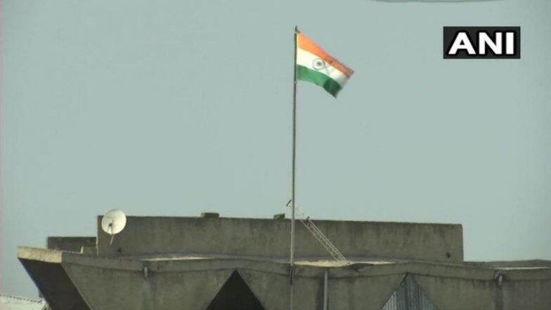जम्मू-कश्मीर मधून कलम 370 हटवल्यानंतर आता श्रीनगर सचिवालायवर फडणकार तिरंगा जम्मू-कश्मीर मधून कलम 370 हटवल्यानंतर आता श्रीनगर सचिवालायवर फडणकार तिरंगा