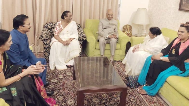 राष्ट्रपती रामनाथ कोविंद, राज्यपाल सी विद्यासागर राव आणि विनोद तावडे यांनी घेतली लता मंगेशकर यांची भेट (Photos) राष्ट्रपती रामनाथ कोविंद, राज्यपाल सी विद्यासागर राव आणि विनोद तावडे यांनी घेतली लता मंगेशकर यांची भेट (Photos)