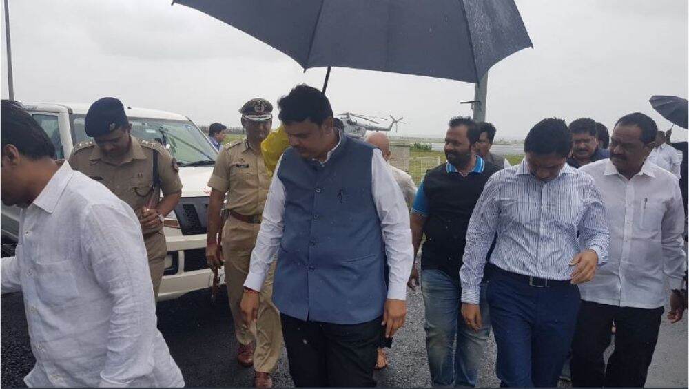 मुख्यमंत्री देवेंद्र फडणवीस कोल्हापूरात दाखल, हवाई निरीक्षणातून करणार पूरग्रस्त भागांची पाहणी मुख्यमंत्री देवेंद्र फडणवीस कोल्हापूरात दाखल, हवाई निरीक्षणातून करणार पूरग्रस्त भागांची पाहणी