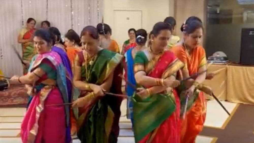 Manglagaur 2019 Ukhane: मंगळागौरीच्या दिवशी पतिराजांचे नाव खास स्टाईल मध्ये घेण्यासाठी हे भन्नाट मजेशीर उखाणे Manglagaur 2019 Ukhane: मंगळागौरीच्या दिवशी पतिराजांचे नाव खास स्टाईल मध्ये घेण्यासाठी हे भन्नाट मजेशीर उखाणे