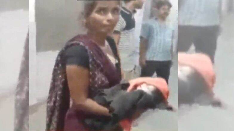 उत्तर प्रदेश: रुग्णालयाच्या व्हरांड्यात महिलेने दिला बाळाला जन्म, मदत करण्याऐवजी बघ्यांची गर्दी उत्तर प्रदेश: रुग्णालयाच्या व्हरांड्यात महिलेने दिला बाळाला जन्म, मदत करण्याऐवजी बघ्यांची गर्दी