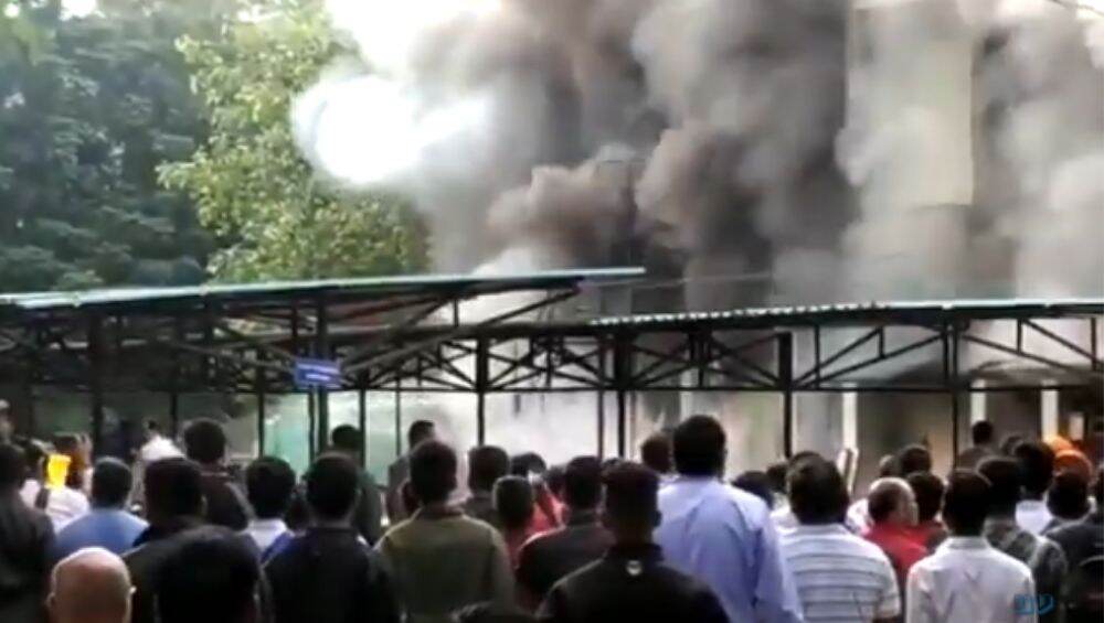 पुणे: बेकर्स कंपनीत भीषण आग; अग्निशमन दलाचे पथक घटनास्थळी दाखल पुणे: बेकर्स कंपनीत भीषण आग; अग्निशमन दलाचे पथक घटनास्थळी दाखल