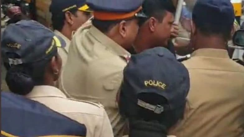 मुंबई : मनसे सरचिटणीस संदीप देशपांडे मुंबई पोलिसांच्या ताब्यात; मनसैनिकांना जमावबंदीची नोटीस मुंबई : मनसे सरचिटणीस संदीप देशपांडे मुंबई पोलिसांच्या ताब्यात; मनसैनिकांना जमावबंदीची नोटीस