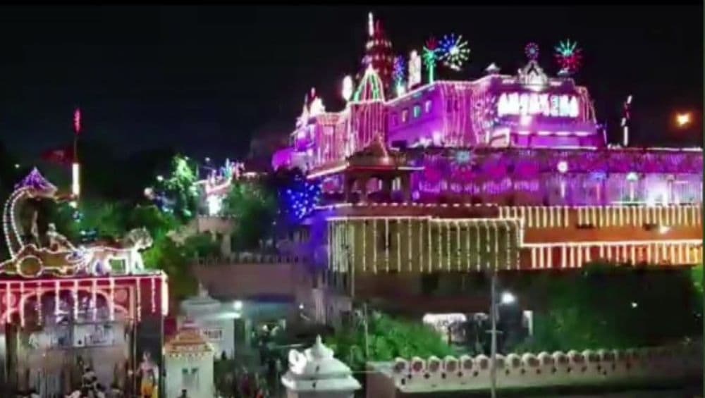 Janmashtami 2019: देशभरात कृष्ण जन्माष्टमीसाठी सजली मंदिरं; ‘सशक्त भारत-समृद्ध भारत-अखण्ड भारत' या संकल्पनेवर मथुरा मध्ये साजरा होणार कृष्णजन्मोत्सव Janmashtami 2019: देशभरात कृष्ण जन्माष्टमीसाठी सजली मंदिरं; ‘सशक्त भारत-समृद्ध भारत-अखण्ड भारत' या संकल्पनेवर मथुरा मध्ये साजरा होणार कृष्णजन्मोत्सव
