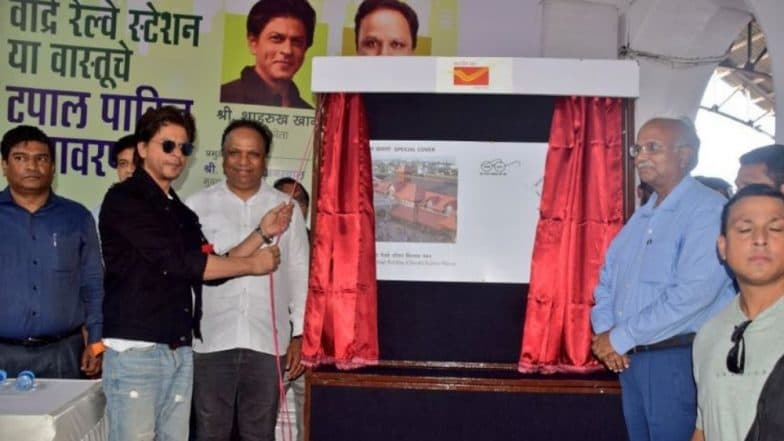 Bandra Station Postal Cover: वांद्रे रेल्वे स्थानक यांच्या 130 वर्षपूर्ती 'शाहरूख खान' च्या हस्ते टपाल पाकिटाचे अनावरण Bandra Station Postal Cover: वांद्रे रेल्वे स्थानक यांच्या 130 वर्षपूर्ती 'शाहरूख खान' च्या हस्ते टपाल पाकिटाचे अनावरण