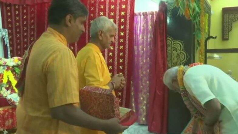 बहरीन: नरेंद्र मोदी यांनी घेतले श्रीनाथजी मंदिरात दर्शन; 200 वर्ष जुन्या मंदिराची पुन्हा होणार बांधणी बहरीन: नरेंद्र मोदी यांनी घेतले श्रीनाथजी मंदिरात दर्शन; 200 वर्ष जुन्या मंदिराची पुन्हा होणार बांधणी