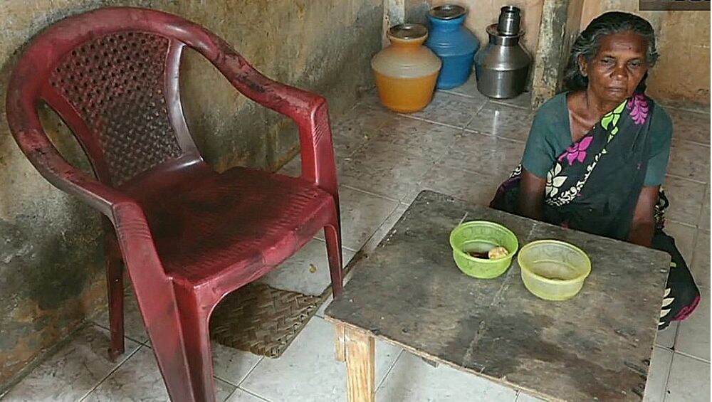 धक्कादायक! गेली 19 वर्षे ही महिला राहत आहे सार्वजनिक शौचालयात; अजूनही आशा आहे मुलीच्या येण्याची धक्कादायक! गेली 19 वर्षे ही महिला राहत आहे सार्वजनिक शौचालयात; अजूनही आशा आहे मुलीच्या येण्याची