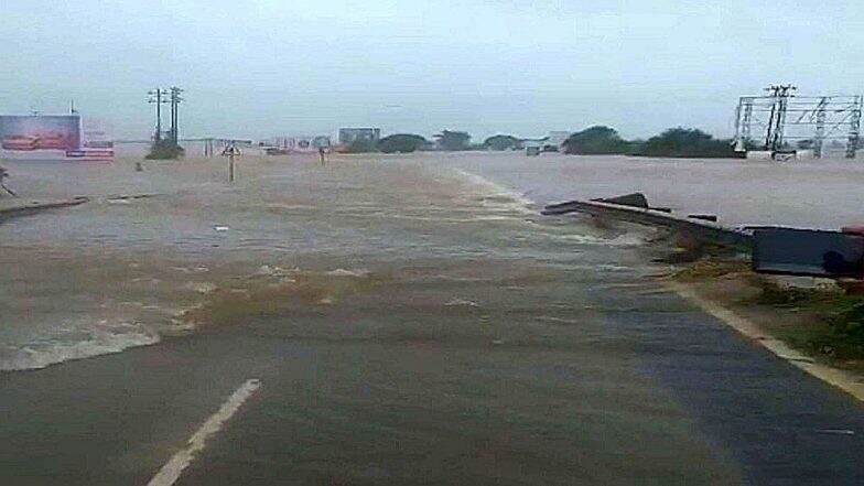 पुणे-बंगळूरू महामार्ग सुरु झाल्याने कोल्हापूरसाठी राज्यभरातून मदतीचा ओघ; बससेवा अजूनही ठप्प पुणे-बंगळूरू महामार्ग सुरु झाल्याने कोल्हापूरसाठी राज्यभरातून मदतीचा ओघ; बससेवा अजूनही ठप्प