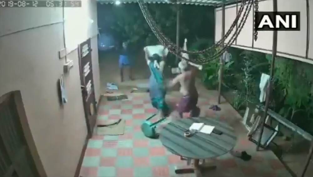 तामिळनाडू: वृद्ध जोडप्याकडून सशस्त्र दरोडेखोरांचा यशस्वी प्रतिकार; सोशल मीडियावर धाडसी दाम्पत्याचे कौतुक (व्हिडिओ) तामिळनाडू: वृद्ध जोडप्याकडून सशस्त्र दरोडेखोरांचा यशस्वी प्रतिकार; सोशल मीडियावर धाडसी दाम्पत्याचे कौतुक (व्हिडिओ)