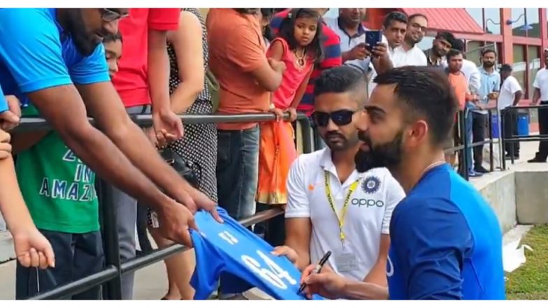 IND vs WI: वेस्ट इंडिज टी-20 मालिकेआधी विराट कोहली याची चाहत्यांना Treat, सरावानंतर ऑटोग्राफ देऊन फॅन्सना केले खुश, पहा Video