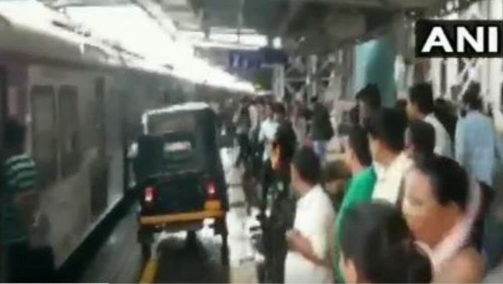 मुंबई: विरार प्लॅटफॉर्मवर गर्भवती महिलेला घेऊन जाण्यासाठी चक्क रिक्षाची धाव (Watch Video) मुंबई: विरार प्लॅटफॉर्मवर गर्भवती महिलेला घेऊन जाण्यासाठी चक्क रिक्षाची धाव (Watch Video)