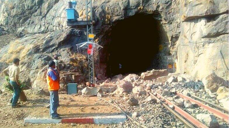 पुणे-मुंबई रेल्वेमार्गावर मंकी हिल दरम्यान मोठी दरड कोसळल्याने वाहतूक ठप्प पुणे-मुंबई रेल्वेमार्गावर मंकी हिल दरम्यान मोठी दरड कोसळल्याने वाहतूक ठप्प