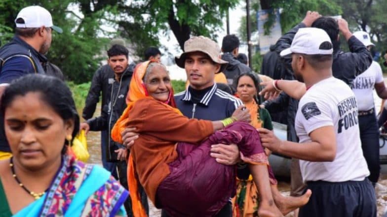 Maharashtra Flood 2019: कोल्हापूर, सांगली भागातील पूरग्रस्तांना तुम्ही कशी मदत करू शकाल? Maharashtra Flood 2019: कोल्हापूर, सांगली भागातील पूरग्रस्तांना तुम्ही कशी मदत करू शकाल?