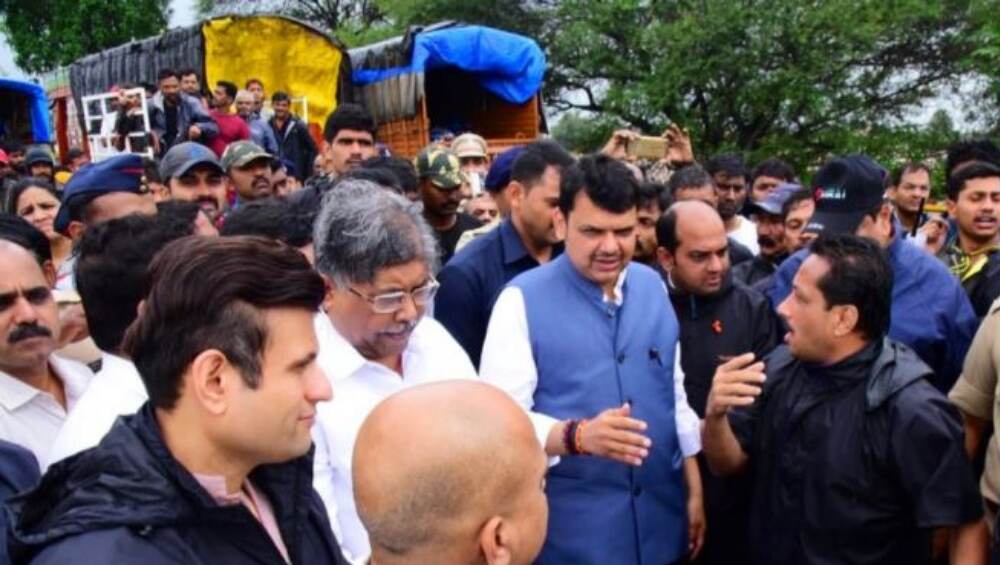 Sangli Flood: आलमट्टी धरणातून 5 लाख क्युसेकचा विसर्ग करून सांगली मधील पाणी कमी करण्याचा प्रयत्न; घाबरून न जाण्याचं देवेंद्र फडणवीस यांचे आवाहन Sangli Flood: आलमट्टी धरणातून 5 लाख क्युसेकचा विसर्ग करून सांगली मधील पाणी कमी करण्याचा प्रयत्न; घाबरून न जाण्याचं देवेंद्र फडणवीस यांचे आवाहन
