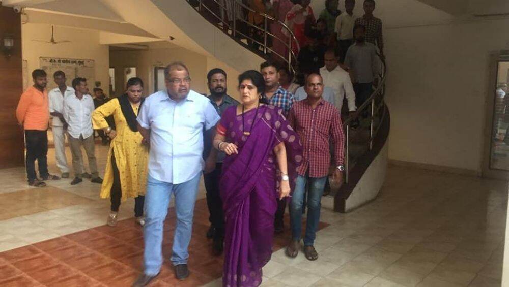 'जनाची नाही तर मनाजी लाज बाळगून पदाचा तत्काळ राजीनामा द्या', मनसे सरचिटणीस शालिनी ठाकरे यांची महापौर विश्वनाथ महाडेश्वर यांच्यावर टीका 'जनाची नाही तर मनाजी लाज बाळगून पदाचा तत्काळ राजीनामा द्या', मनसे सरचिटणीस शालिनी ठाकरे यांची महापौर विश्वनाथ महाडेश्वर यांच्यावर टीका