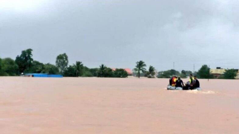 Sangli Flood: सांगलीमध्ये पूर परिस्थितीचा फायदा घेऊन 2 कैदी पळाले; 390 जणांचे खास बोटीतून स्थलांतर Sangli Flood: सांगलीमध्ये पूर परिस्थितीचा फायदा घेऊन 2 कैदी पळाले; 390 जणांचे खास बोटीतून स्थलांतर