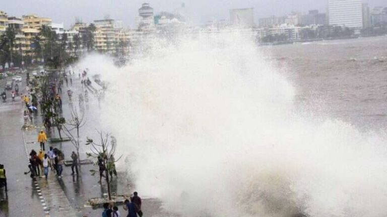 Cyclone Tauktae: तौक्ते चक्रीवादळामुळे अरबी समुद्रात उंचच उंच लाटा, पाहा खवळलेल्या समुद्राचा व्हिडिओ