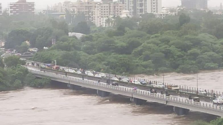 Pune Rains 2019: पुणे शहराला पुढील 72 तास अतिवृष्टीचा धोका; वाहतूकीसाठी सहा पूल बंद Pune Rains 2019: पुणे शहराला पुढील 72 तास अतिवृष्टीचा धोका; वाहतूकीसाठी सहा पूल बंद