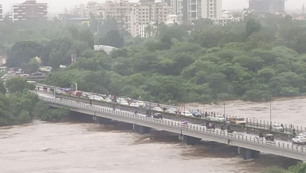 Pune Rains 2019: पुणे शहराला पुढील 72 तास अतिवृष्टीचा धोका; वाहतूकीसाठी सहा पूल बंद Pune Rains 2019: पुणे शहराला पुढील 72 तास अतिवृष्टीचा धोका; वाहतूकीसाठी सहा पूल बंद
