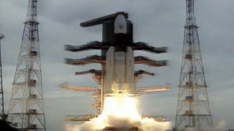 Chandrayaan 2 पृथ्वीच्या कक्षेतून बाहेर पडून चंद्राकडे झेपावले; 7 सप्टेंबरला चंद्रावर उतरणार Chandrayaan 2 पृथ्वीच्या कक्षेतून बाहेर पडून चंद्राकडे झेपावले; 7 सप्टेंबरला चंद्रावर उतरणार