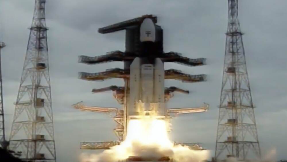 Chandrayaan 2 पृथ्वीच्या कक्षेतून बाहेर पडून चंद्राकडे झेपावले; 7 सप्टेंबरला चंद्रावर उतरणार Chandrayaan 2 पृथ्वीच्या कक्षेतून बाहेर पडून चंद्राकडे झेपावले; 7 सप्टेंबरला चंद्रावर उतरणार