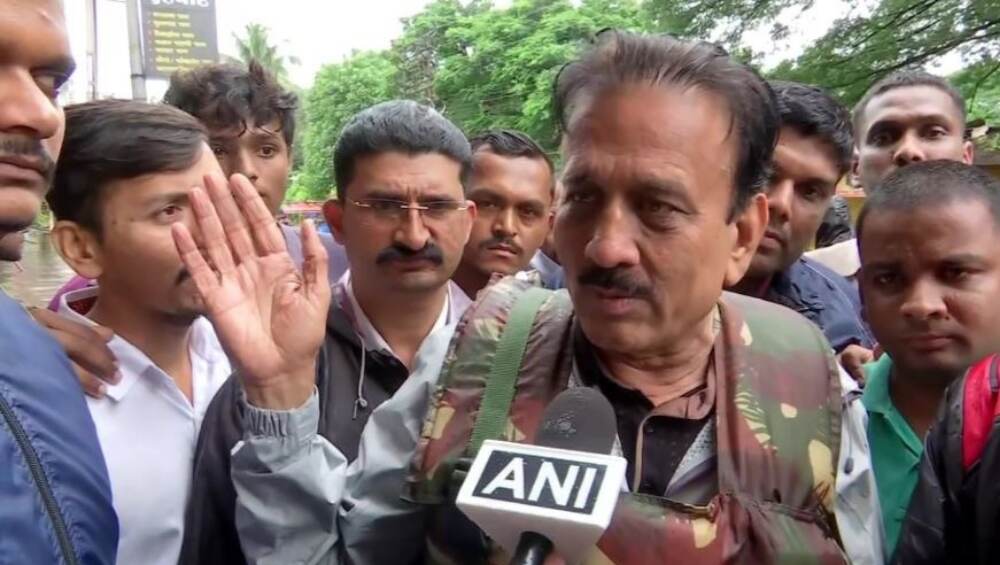 Kolhapur Flood:पूरग्रस्तांसोबतच्या सेल्फीवर गिरीश महाजनांचं स्पष्टीकरण; नेते मंडळींना फक्त 'राजकारण' दिसतं Kolhapur Flood:पूरग्रस्तांसोबतच्या सेल्फीवर गिरीश महाजनांचं स्पष्टीकरण; नेते मंडळींना फक्त 'राजकारण' दिसतं