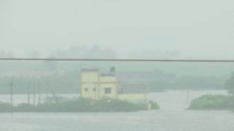Maharashtra Floods 2019: पश्चिम महाराष्ट्रात पूराने घेतले 43 बळी; सलग 9 व्या दिवशी NDRF कडून बचावकार्य सुरू Maharashtra Floods 2019: पश्चिम महाराष्ट्रात पूराने घेतले 43 बळी; सलग 9 व्या दिवशी NDRF कडून बचावकार्य सुरू