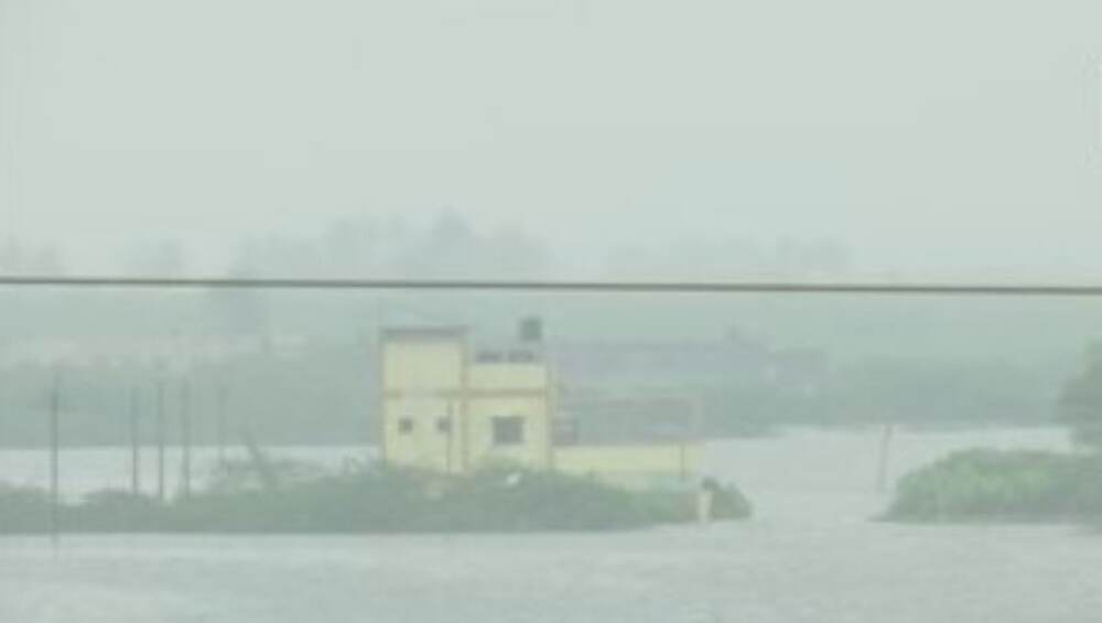 Maharashtra Floods 2019: पश्चिम महाराष्ट्रात पूराने घेतले 43 बळी; सलग 9 व्या दिवशी NDRF कडून बचावकार्य सुरू Maharashtra Floods 2019: पश्चिम महाराष्ट्रात पूराने घेतले 43 बळी; सलग 9 व्या दिवशी NDRF कडून बचावकार्य सुरू