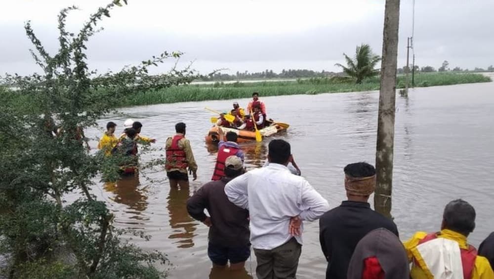 Sangli Flood: सांगली मधील ब्रम्हनाळ गावात पूरग्रस्तांना मदतीदरम्यान अपघात; बोट उलटल्याने 16 जण बुडाल्याची भीती Sangli Flood: सांगली मधील ब्रम्हनाळ गावात पूरग्रस्तांना मदतीदरम्यान अपघात; बोट उलटल्याने 16 जण बुडाल्याची भीती