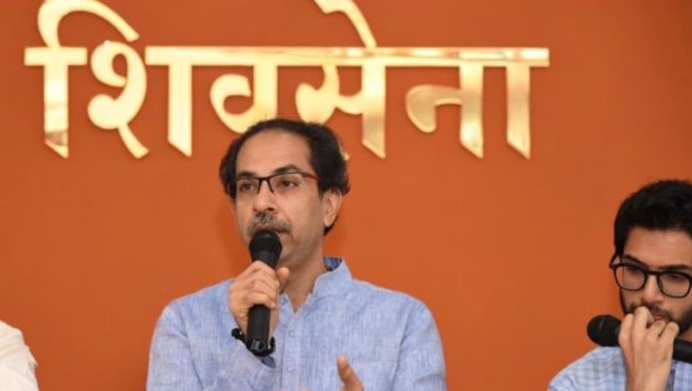 Maharashtra Flood 2019: राजकारण मध्ये न आणता पूरग्रस्तांच्या पाठीशी उभे रहा - उद्धव ठाकरे Maharashtra Flood 2019: राजकारण मध्ये न आणता पूरग्रस्तांच्या पाठीशी उभे रहा - उद्धव ठाकरे