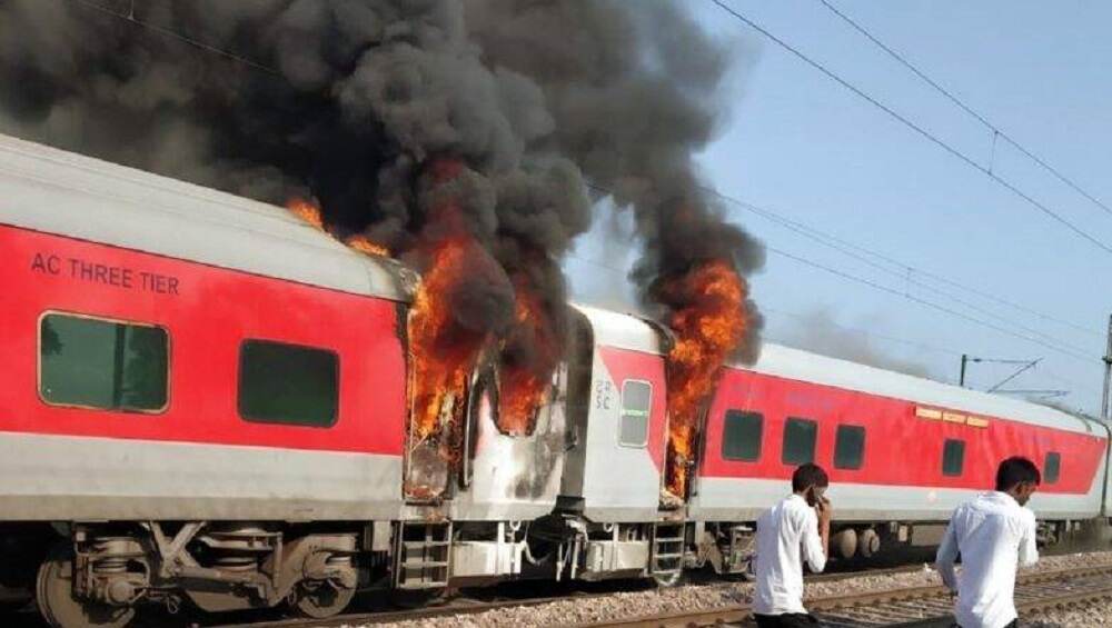Telangana Express Catches Fire: तेलंगना एक्सप्रेस रेल्वेला आग, दोन डबे आगीच्या भक्षस्थानी Telangana Express Catches Fire: तेलंगना एक्सप्रेस रेल्वेला आग, दोन डबे आगीच्या भक्षस्थानी