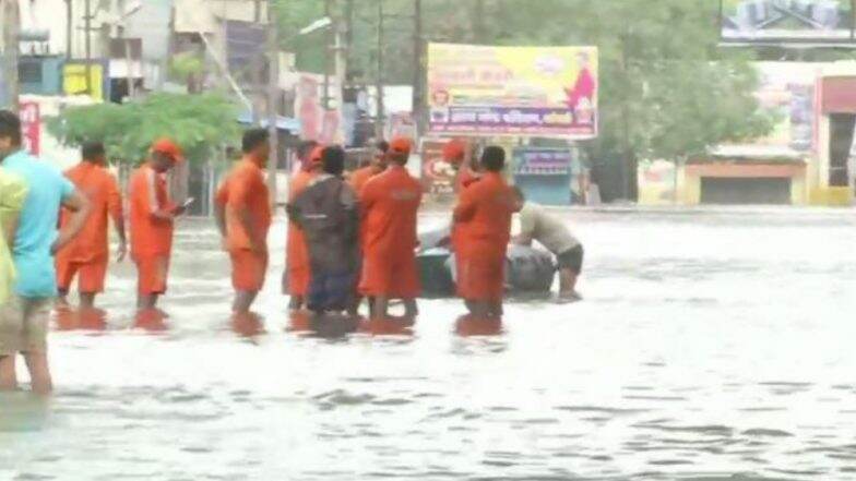 Sangli Flood: मुख्यमंत्री देवेंद्र फडणवीस आज सांगली दौऱ्यावर, 6 व्या दिवशीही बचतकार्य युद्धपातळीवर सुरू Sangli Flood: मुख्यमंत्री देवेंद्र फडणवीस आज सांगली दौऱ्यावर, 6 व्या दिवशीही बचतकार्य युद्धपातळीवर सुरू