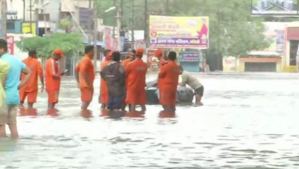 सांगली जिल्ह्यात पुन्हा एकदा पूरपरिस्थिती; कृष्णा नदीच्या पातळीत वाढ, प्रशासनाकडून सतर्क राहण्याचा इशारा सांगली जिल्ह्यात पुन्हा एकदा पूरपरिस्थिती; कृष्णा नदीच्या पातळीत वाढ, प्रशासनाकडून सतर्क राहण्याचा इशारा