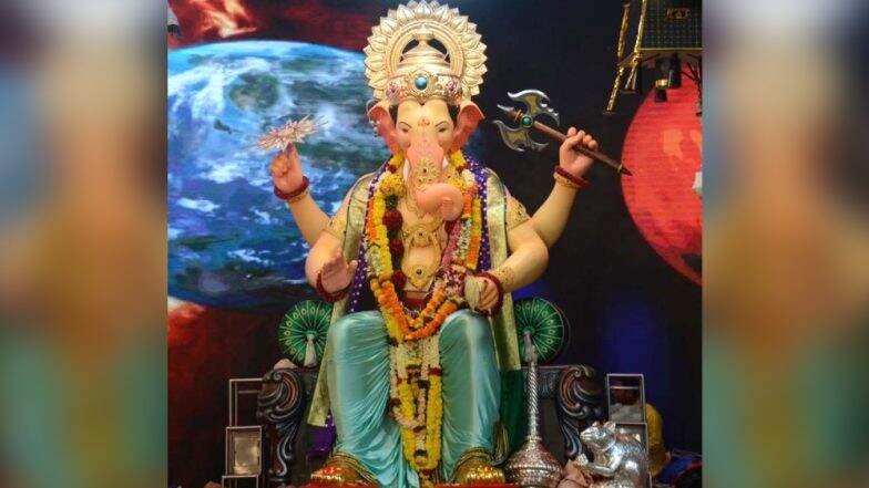 Lalbaugcha Raja 2019 LIVE Mukh Darshan Day 9: लालबागच्या राजा च्या दर्शनासाठी लांबच लांब रांगा लावणे आता विसरा, येथे पाहा लाइव्ह आरती आणि राजाचे मुखदर्शन Lalbaugcha Raja 2019 LIVE Mukh Darshan Day 9: लालबागच्या राजा च्या दर्शनासाठी लांबच लांब रांगा लावणे आता विसरा, येथे पाहा लाइव्ह आरती आणि राजाचे मुखदर्शन