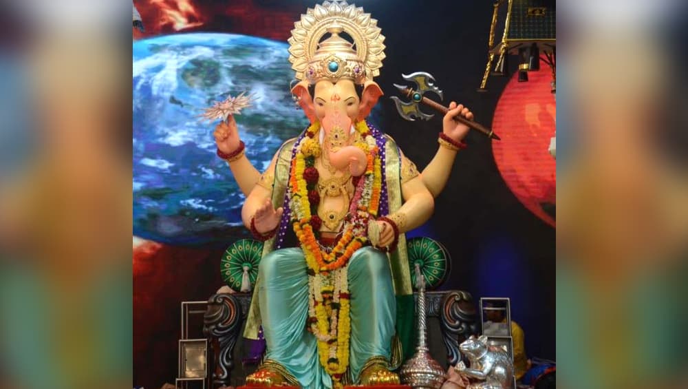 Lalbaugcha Raja 2019 LIVE Mukh Darshan Day 9: लालबागच्या राजा च्या दर्शनासाठी लांबच लांब रांगा लावणे आता विसरा, येथे पाहा लाइव्ह आरती आणि राजाचे मुखदर्शन Lalbaugcha Raja 2019 LIVE Mukh Darshan Day 9: लालबागच्या राजा च्या दर्शनासाठी लांबच लांब रांगा लावणे आता विसरा, येथे पाहा लाइव्ह आरती आणि राजाचे मुखदर्शन