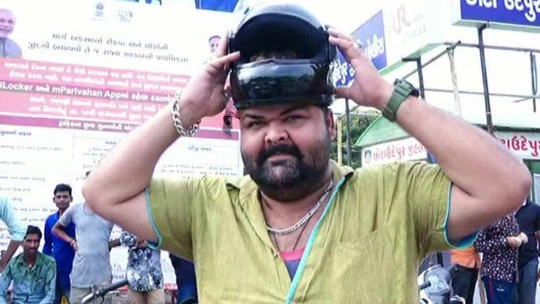 गुजरात: 'डोकं मोठं आहे हेल्मेट पुरत नाही'; दुचाकी स्वाराचा दावा ऐकून पोलिसांनी केला दंड माफ, वाचा सविस्तर गुजरात: 'डोकं मोठं आहे हेल्मेट पुरत नाही'; दुचाकी स्वाराचा दावा ऐकून पोलिसांनी केला दंड माफ, वाचा सविस्तर