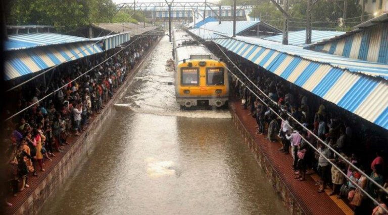 Rains in  Mumbai: मुसळधार पावसामुळे मुंबई लोकलचे वेळापत्रक बदलले