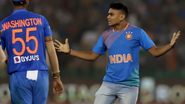 IND vs SA 2nd T20I: सुरक्षा बंध तोडत फॅन उतरले मोहालीच्या मैदानात, विराट कोहली याला भेटायला घेतली मैदानात धाव (Photos) IND vs SA 2nd T20I: सुरक्षा बंध तोडत फॅन उतरले मोहालीच्या मैदानात, विराट कोहली याला भेटायला घेतली मैदानात धाव (Photos)