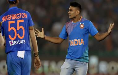 IND vs SA 2nd T20I: सुरक्षा बंध तोडत फॅन उतरले मोहालीच्या मैदानात, विराट कोहली याला भेटायला घेतली मैदानात धाव (Photos)