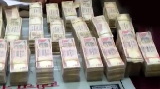 औरंगाबाद येथे 500 आणि 1000 रुपयांच्या जुन्या नोटा जप्त, तिघांना अटक औरंगाबाद येथे 500 आणि 1000 रुपयांच्या जुन्या नोटा जप्त, तिघांना अटक