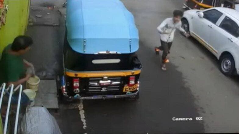 नवी मुंबई: रस्त्यात उघड्यावर पडलेल्या विद्युत तारेवर पाय पडताच उडाला आगीचा भडका, तरुण गंभीर जखमी नवी मुंबई: रस्त्यात उघड्यावर पडलेल्या विद्युत तारेवर पाय पडताच उडाला आगीचा भडका, तरुण गंभीर जखमी