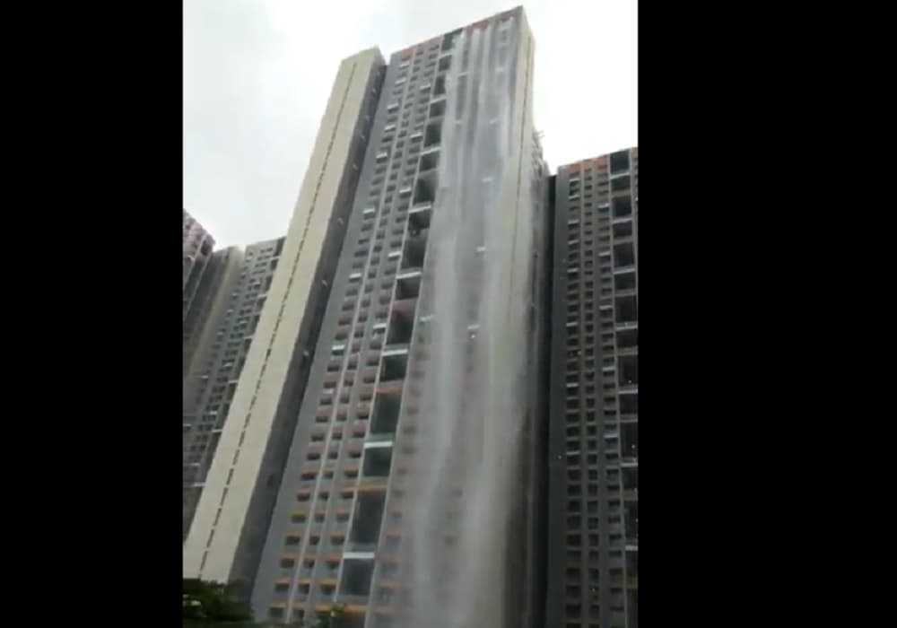 Mumbai Rains: नवीन कफ परेड येथील गगनचुंबी इमारतीला आले धबधब्याचे रूप; नेटकरी देखील झाले चकित, Video Mumbai Rains: नवीन कफ परेड येथील गगनचुंबी इमारतीला आले धबधब्याचे रूप; नेटकरी देखील झाले चकित, Video