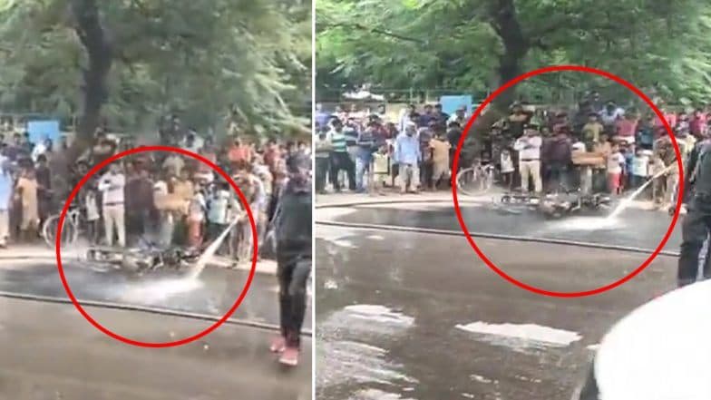 दिल्ली: नशेच्या अवस्थेत गाडी चालवणाऱ्या तरुणाला ट्रॅफिक पोलिसांनी आकारला भला मोठा दंड; तरुणाने चिडून बाईकच पेटवली (Watch Video) दिल्ली: नशेच्या अवस्थेत गाडी चालवणाऱ्या तरुणाला ट्रॅफिक पोलिसांनी आकारला भला मोठा दंड; तरुणाने चिडून बाईकच पेटवली (Watch Video)