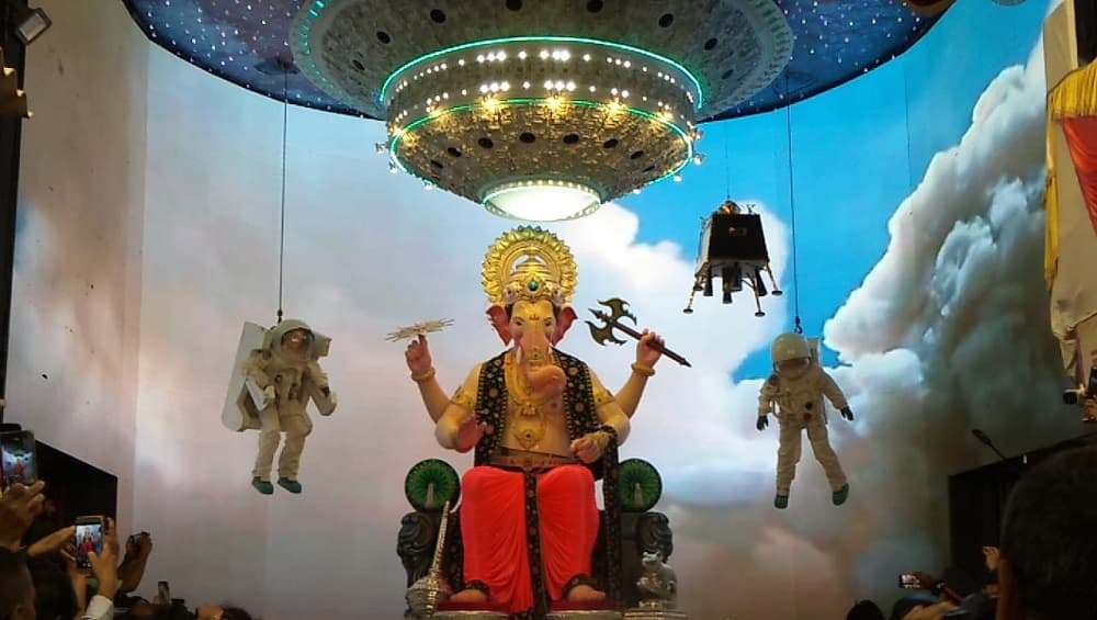 Lalbaugcha Raja 2019 LIVE Mukh Darshan Day 4: लालबागचा राजा मुखदर्शन, आरती, आरास लाईव्ह पाहा; भक्तीरसात घरबसल्या चिंब व्हा! Lalbaugcha Raja 2019 LIVE Mukh Darshan Day 4: लालबागचा राजा मुखदर्शन, आरती, आरास लाईव्ह पाहा; भक्तीरसात घरबसल्या चिंब व्हा!