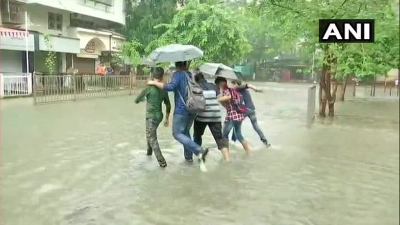 मुंबई: संततधार पावसामुळे मध्य रेल्वे सेवा विस्कळीत, हिंदमाता, सायन परिसरात सखल भागात साचले पाणी मुंबई: संततधार पावसामुळे मध्य रेल्वे सेवा विस्कळीत, हिंदमाता, सायन परिसरात सखल भागात साचले पाणी