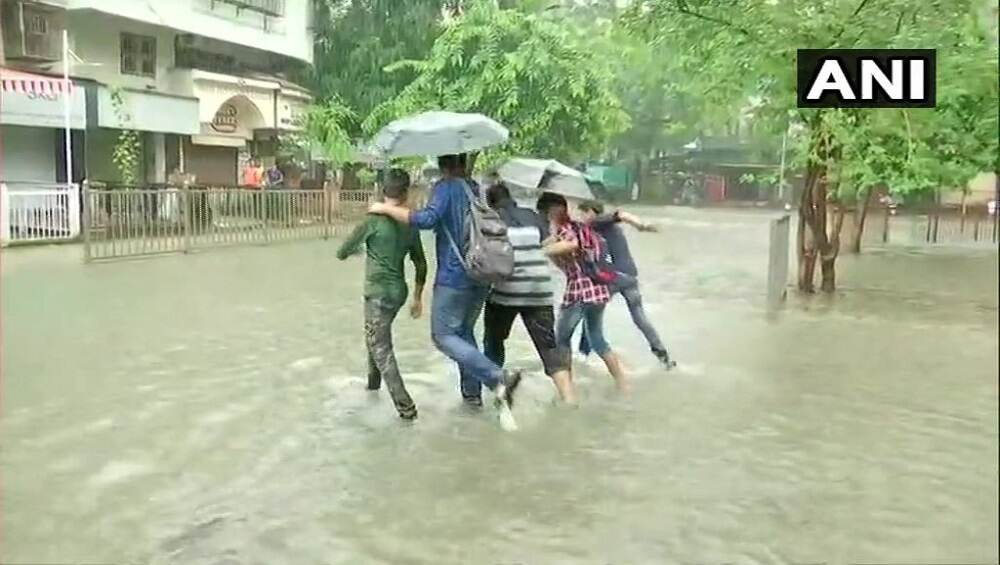 मुंबईत पडत असलेल्या पावसामुळे हवामान खात्याकडून Yellow Alert जाहीर मुंबईत पडत असलेल्या पावसामुळे हवामान खात्याकडून Yellow Alert जाहीर