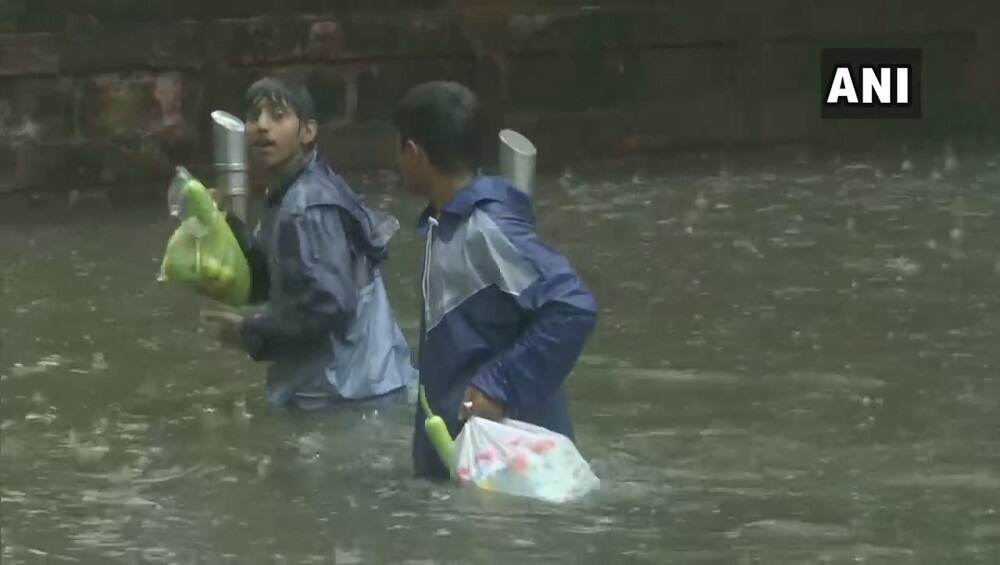 Rainfall In Mumbai City : कुर्ला परिसरात पूरस्थिती, तेराशे नागरिकांचे स्थलांतर; NDRF जवानांकडून सावधगिरीचा उपाय Rainfall In Mumbai City : कुर्ला परिसरात पूरस्थिती, तेराशे नागरिकांचे स्थलांतर; NDRF जवानांकडून सावधगिरीचा उपाय