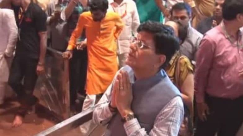 केंद्रीय रेल्वे मंत्री पियुष गोयल लालबागचा राजा चरणी दर्शनात मग्न; मुंबई लोकल रेल्वे मार्गाच्या पाण्यात गटांगळ्या केंद्रीय रेल्वे मंत्री पियुष गोयल लालबागचा राजा चरणी दर्शनात मग्न; मुंबई लोकल रेल्वे मार्गाच्या पाण्यात गटांगळ्या